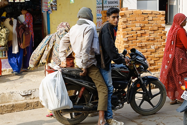 Sur la route d'Orchha-095